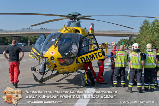 20170831 Pkw stürzt von Brücke auf die Autobahn A2 Höhe Knoten Guntramsdorf Foto: © Stefan Schneider BFK Baden 20170831 Pkw stürzt von Brücke auf die Autobahn A2 Höhe Knoten Guntramsdorf Foto: © Stefan Schneider BFK Baden
