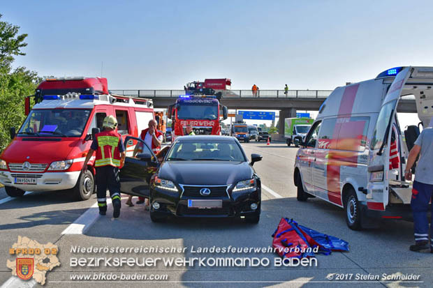 20170831 Pkw stürzt von Brücke auf die Autobahn A2 Höhe Knoten Guntramsdorf Foto: © Stefan Schneider BFK Baden 20170831 Pkw stürzt von Brücke auf die Autobahn A2 Höhe Knoten Guntramsdorf Foto: © Stefan Schneider BFK Baden
