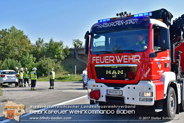 20170831 Pkw stürzt von Brücke auf die Autobahn A2 Höhe Knoten Guntramsdorf Foto: © Stefan Schneider BFK Baden 20170831 Pkw stürzt von Brücke auf die Autobahn A2 Höhe Knoten Guntramsdorf Foto: © Stefan Schneider BFK Baden