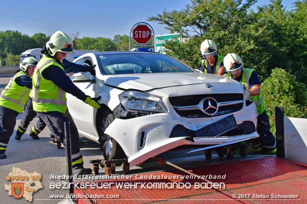 20170831 Pkw stürzt von Brücke auf die Autobahn A2 Höhe Knoten Guntramsdorf Foto: © Stefan Schneider BFK Baden 20170831 Pkw stürzt von Brücke auf die Autobahn A2 Höhe Knoten Guntramsdorf Foto: © Stefan Schneider BFK Baden