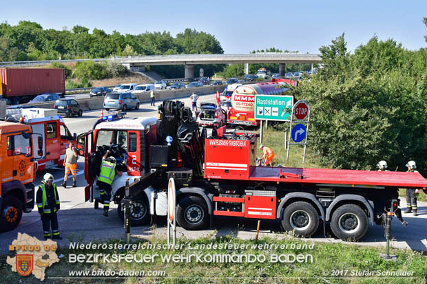 20170831 Pkw stürzt von Brücke auf die Autobahn A2 Höhe Knoten Guntramsdorf Foto: © Stefan Schneider BFK Baden 20170831 Pkw stürzt von Brücke auf die Autobahn A2 Höhe Knoten Guntramsdorf Foto: © Stefan Schneider BFK Baden