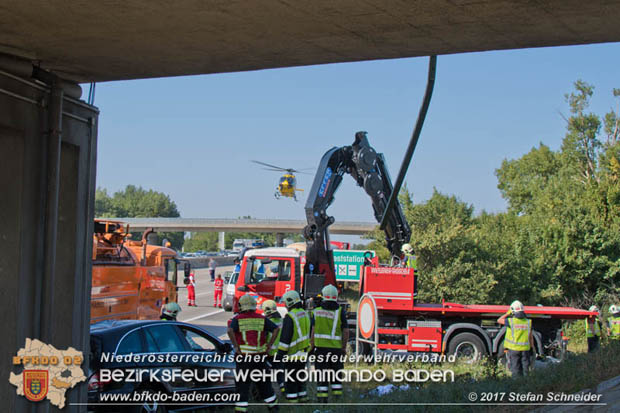20170831 Pkw stürzt von Brücke auf die Autobahn A2 Höhe Knoten Guntramsdorf Foto: © Stefan Schneider BFK Baden 20170831 Pkw stürzt von Brücke auf die Autobahn A2 Höhe Knoten Guntramsdorf Foto: © Stefan Schneider BFK Baden