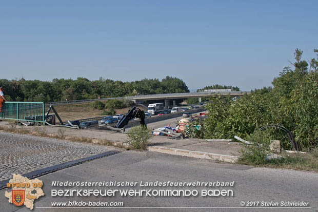 20170831 Pkw strzt von Brcke auf die Autobahn A2 Hhe Knoten Guntramsdorf  Foto:  Stefan Schneider BFK Baden