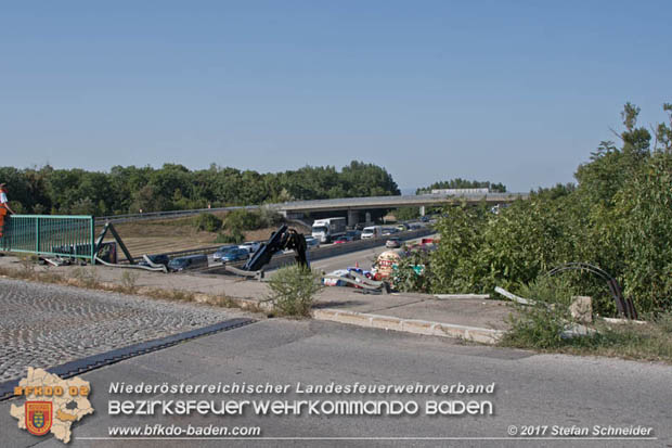 20170831 Pkw stürzt von Brücke auf die Autobahn A2 Höhe Knoten Guntramsdorf Foto: © Stefan Schneider BFK Baden 20170831 Pkw stürzt von Brücke auf die Autobahn A2 Höhe Knoten Guntramsdorf Foto: © Stefan Schneider BFK Baden