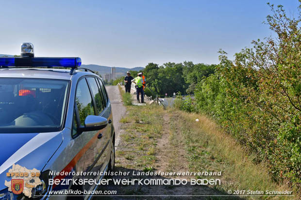 20170831 Pkw stürzt von Brücke auf die Autobahn A2 Höhe Knoten Guntramsdorf Foto: © Stefan Schneider BFK Baden 20170831 Pkw stürzt von Brücke auf die Autobahn A2 Höhe Knoten Guntramsdorf Foto: © Stefan Schneider BFK Baden