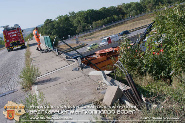20170831 Pkw stürzt von Brücke auf die Autobahn A2 Höhe Knoten Guntramsdorf Foto: © Stefan Schneider BFK Baden 20170831 Pkw stürzt von Brücke auf die Autobahn A2 Höhe Knoten Guntramsdorf Foto: © Stefan Schneider BFK Baden