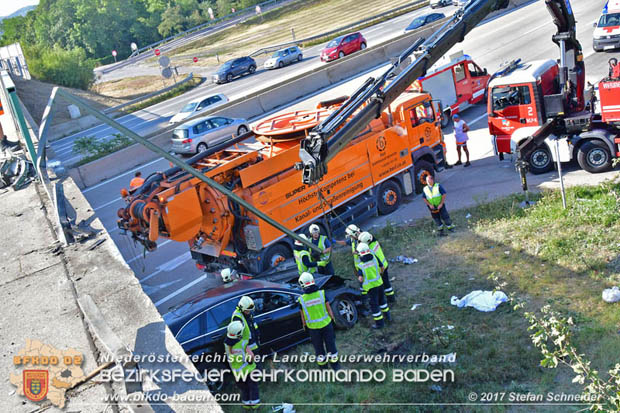 20170831 Pkw stürzt von Brücke auf die Autobahn A2 Höhe Knoten Guntramsdorf Foto: © Stefan Schneider BFK Baden 20170831 Pkw stürzt von Brücke auf die Autobahn A2 Höhe Knoten Guntramsdorf Foto: © Stefan Schneider BFK Baden