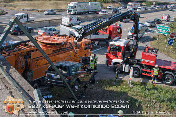 20170831 Pkw stürzt von Brücke auf die Autobahn A2 Höhe Knoten Guntramsdorf Foto: © Stefan Schneider BFK Baden 20170831 Pkw stürzt von Brücke auf die Autobahn A2 Höhe Knoten Guntramsdorf Foto: © Stefan Schneider BFK Baden