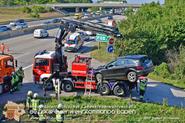 20170831 Pkw stürzt von Brücke auf die Autobahn A2 Höhe Knoten Guntramsdorf Foto: © Stefan Schneider BFK Baden 20170831 Pkw stürzt von Brücke auf die Autobahn A2 Höhe Knoten Guntramsdorf Foto: © Stefan Schneider BFK Baden
