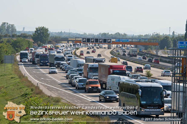 20170831 Pkw strzt von Brcke auf die Autobahn A2 Hhe Knoten Guntramsdorf  Foto:  Stefan Schneider BFK Baden