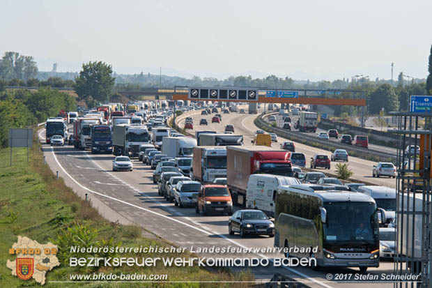 20170831 Pkw stürzt von Brücke auf die Autobahn A2 Höhe Knoten Guntramsdorf Foto: © Stefan Schneider BFK Baden 20170831 Pkw stürzt von Brücke auf die Autobahn A2 Höhe Knoten Guntramsdorf Foto: © Stefan Schneider BFK Baden