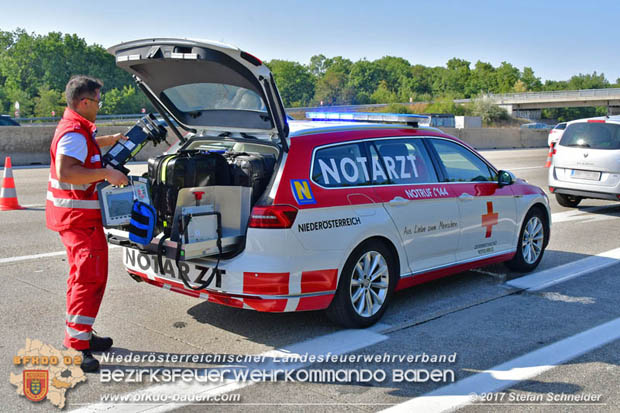 20170831 Pkw stürzt von Brücke auf die Autobahn A2 Höhe Knoten Guntramsdorf Foto: © Stefan Schneider BFK Baden 20170831 Pkw stürzt von Brücke auf die Autobahn A2 Höhe Knoten Guntramsdorf Foto: © Stefan Schneider BFK Baden