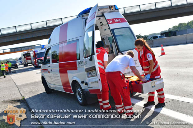 20170831 Pkw stürzt von Brücke auf die Autobahn A2 Höhe Knoten Guntramsdorf Foto: © Stefan Schneider BFK Baden 20170831 Pkw stürzt von Brücke auf die Autobahn A2 Höhe Knoten Guntramsdorf Foto: © Stefan Schneider BFK Baden