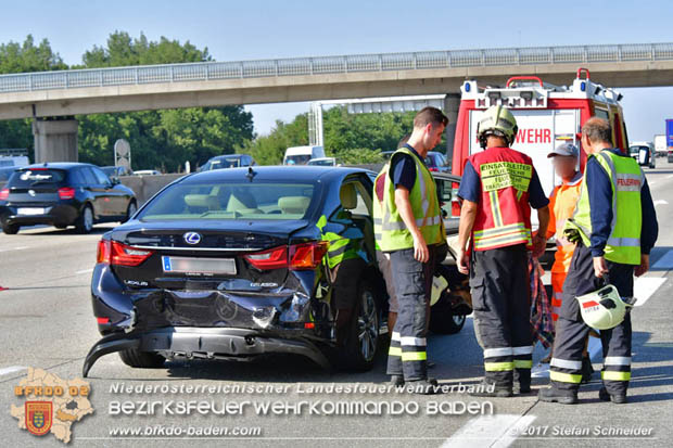 20170831 Pkw stürzt von Brücke auf die Autobahn A2 Höhe Knoten Guntramsdorf Foto: © Stefan Schneider BFK Baden 20170831 Pkw stürzt von Brücke auf die Autobahn A2 Höhe Knoten Guntramsdorf Foto: © Stefan Schneider BFK Baden