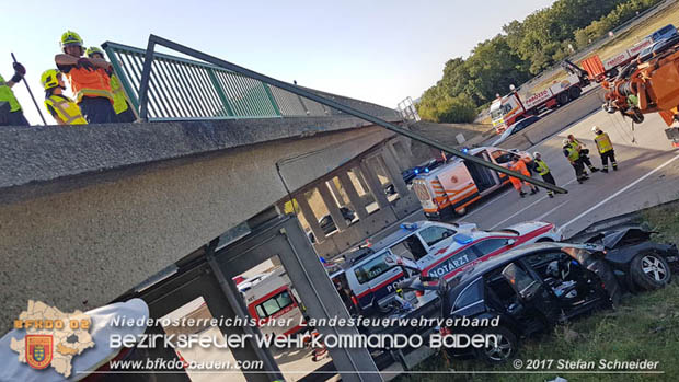 20170831 Pkw stürzt von Brücke auf die Autobahn A2 Höhe Knoten Guntramsdorf Foto: © Stefan Schneider BFK Baden 20170831 Pkw stürzt von Brücke auf die Autobahn A2 Höhe Knoten Guntramsdorf Foto: © Stefan Schneider BFK Baden