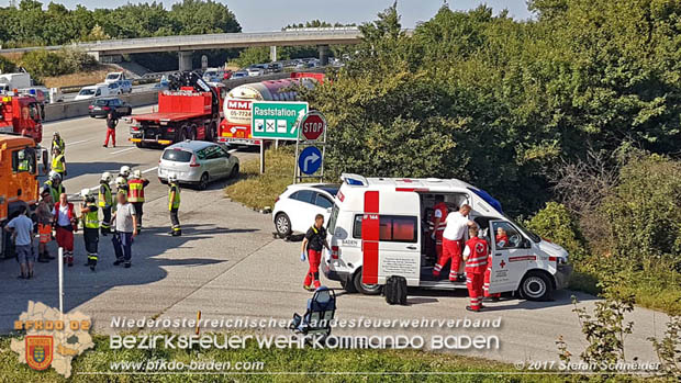 20170831 Pkw stürzt von Brücke auf die Autobahn A2 Höhe Knoten Guntramsdorf Foto: © Stefan Schneider BFK Baden 20170831 Pkw stürzt von Brücke auf die Autobahn A2 Höhe Knoten Guntramsdorf Foto: © Stefan Schneider BFK Baden