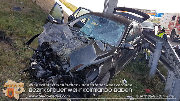 20170831 Pkw stürzt von Brücke auf die Autobahn A2 Höhe Knoten Guntramsdorf Foto: © Stefan Schneider BFK Baden 20170831 Pkw stürzt von Brücke auf die Autobahn A2 Höhe Knoten Guntramsdorf Foto: © Stefan Schneider BFK Baden