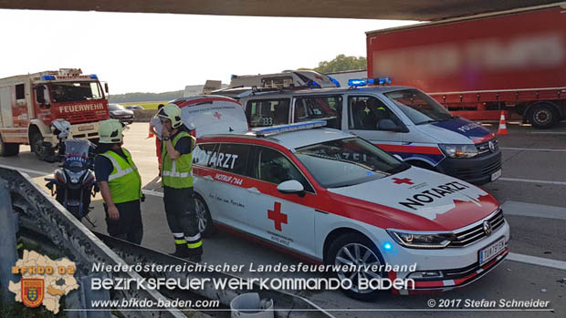 20170831 Pkw stürzt von Brücke auf die Autobahn A2 Höhe Knoten Guntramsdorf Foto: © Stefan Schneider BFK Baden 20170831 Pkw stürzt von Brücke auf die Autobahn A2 Höhe Knoten Guntramsdorf Foto: © Stefan Schneider BFK Baden