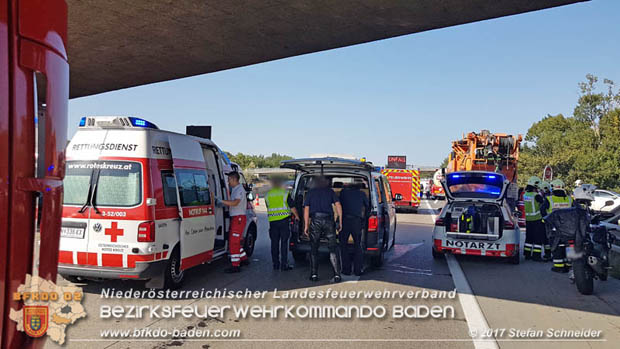 20170831 Pkw stürzt von Brücke auf die Autobahn A2 Höhe Knoten Guntramsdorf Foto: © Stefan Schneider BFK Baden 20170831 Pkw stürzt von Brücke auf die Autobahn A2 Höhe Knoten Guntramsdorf Foto: © Stefan Schneider BFK Baden