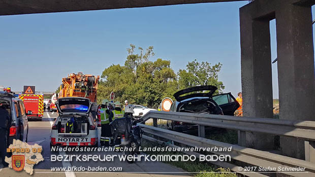 20170831 Pkw stürzt von Brücke auf die Autobahn A2 Höhe Knoten Guntramsdorf Foto: © Stefan Schneider BFK Baden 20170831 Pkw stürzt von Brücke auf die Autobahn A2 Höhe Knoten Guntramsdorf Foto: © Stefan Schneider BFK Baden