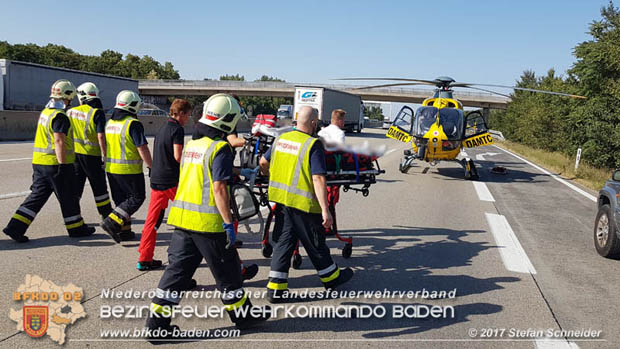 20170831 Pkw stürzt von Brücke auf die Autobahn A2 Höhe Knoten Guntramsdorf Foto: © Stefan Schneider BFK Baden 20170831 Pkw stürzt von Brücke auf die Autobahn A2 Höhe Knoten Guntramsdorf Foto: © Stefan Schneider BFK Baden