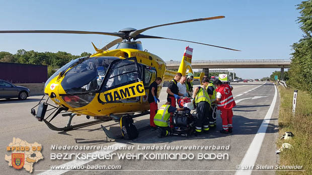 20170831 Pkw stürzt von Brücke auf die Autobahn A2 Höhe Knoten Guntramsdorf Foto: © Stefan Schneider BFK Baden 20170831 Pkw stürzt von Brücke auf die Autobahn A2 Höhe Knoten Guntramsdorf Foto: © Stefan Schneider BFK Baden