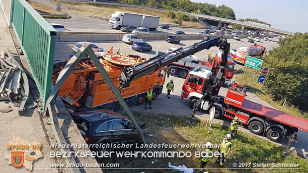 20170831 Pkw stürzt von Brücke auf die Autobahn A2 Höhe Knoten Guntramsdorf Foto: © Stefan Schneider BFK Baden 20170831 Pkw stürzt von Brücke auf die Autobahn A2 Höhe Knoten Guntramsdorf Foto: © Stefan Schneider BFK Baden