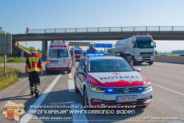 20170831 Pkw stürzt von Brücke auf die Autobahn A2 Höhe Knoten Guntramsdorf Foto: © Stefan Schneider BFK Baden 20170831 Pkw stürzt von Brücke auf die Autobahn A2 Höhe Knoten Guntramsdorf Foto: © Stefan Schneider BFK Baden