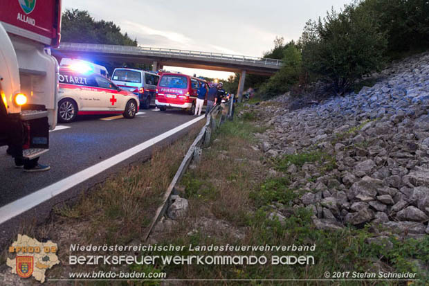 20170910 5 Tote und 3 Verletzte bei Verkehrsunfall auf der A21 bei Heiligenkreuz RFb Wien Foto: © Stefan Schneider BFK Baden 20170910 5 Tote und 3 Verletzte bei Verkehrsunfall auf der A21 bei Heiligenkreuz RFb Wien Foto: © Stefan Schneider BFK Baden