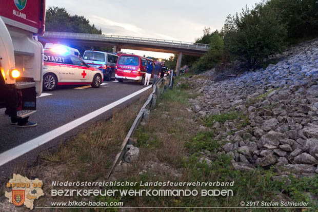 20170910 5 Tote und 3 Verletzte bei Verkehrsunfall auf der A21 bei Heiligenkreuz RFb Wien  Foto:  Stefan Schneider BFK Baden