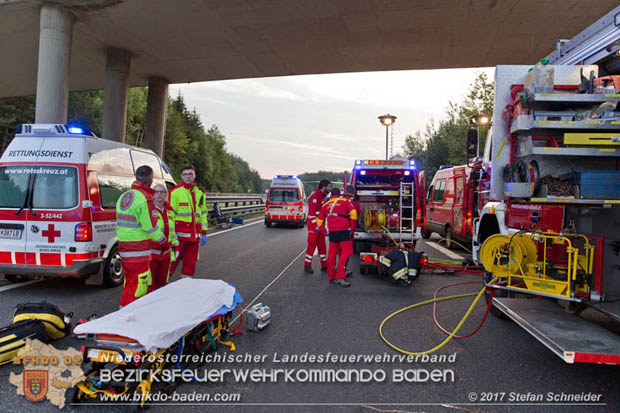 20170910 5 Tote und 3 Verletzte bei Verkehrsunfall auf der A21 bei Heiligenkreuz RFb Wien  Foto:  Stefan Schneider BFK Baden