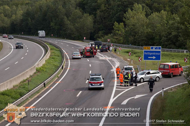 20170910 5 Tote und 3 Verletzte bei Verkehrsunfall auf der A21 bei Heiligenkreuz RFb Wien  Foto:  Stefan Schneider BFK Baden