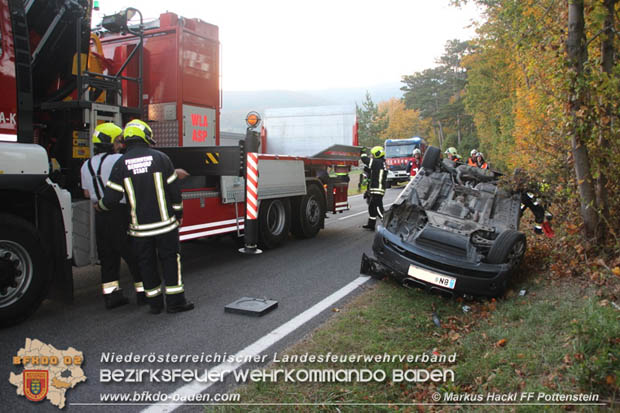 20171016 Verkehrsunfall auf der L138 Pottenstein Kremesberg  Foto: © ASB Markus Hackl FF Pottenstein