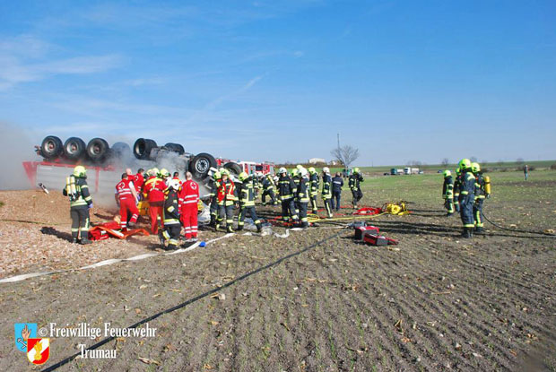 20171104 Schwerer LKW Unfall mit Todesfolge - L156 bei Moosbrunn  Foto:  Freiwillige Feuerwehr Trumau