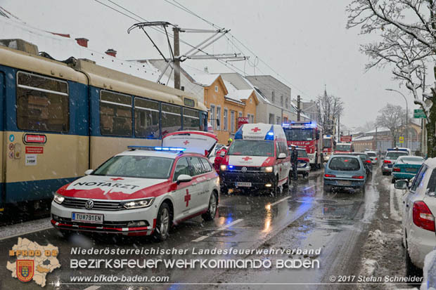 20171130 Mann geriet unter Badner Bahn Garnitur in Baden-Leesdorf  Foto:  Stefan Schneider