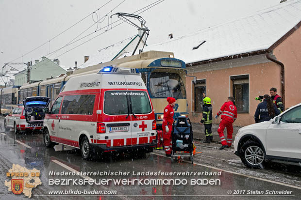 20171130 Mann geriet unter Badner Bahn Garnitur in Baden-Leesdorf  Foto: © Stefan Schneider