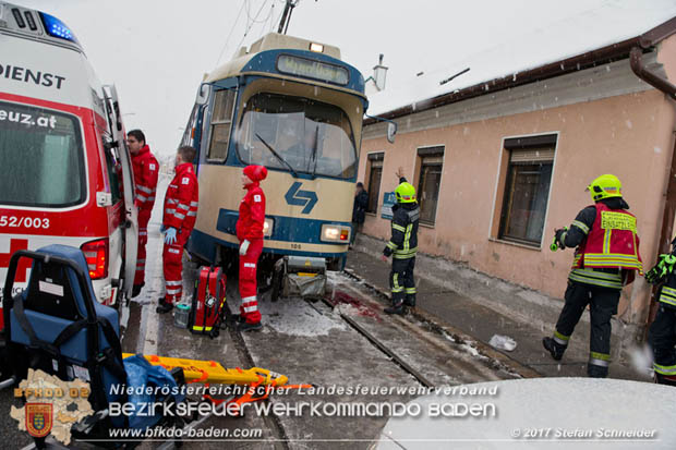 20171130 Mann geriet unter Badner Bahn Garnitur in Baden-Leesdorf  Foto: © Stefan Schneider