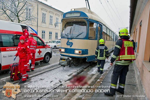 20171130 Mann geriet unter Badner Bahn Garnitur in Baden-Leesdorf  Foto: © Stefan Schneider