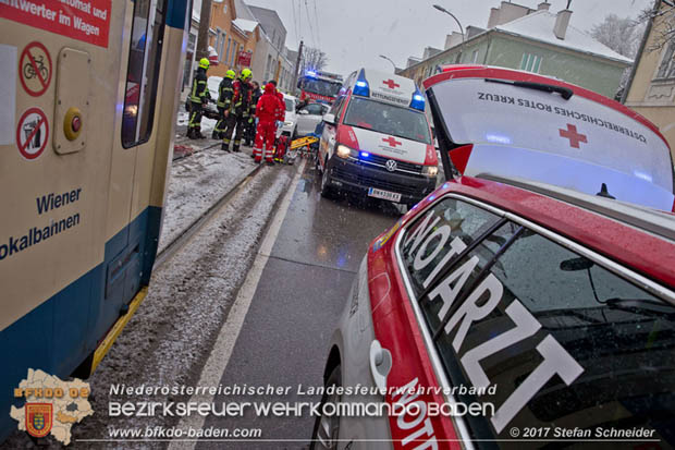 20171130 Mann geriet unter Badner Bahn Garnitur in Baden-Leesdorf  Foto: © Stefan Schneider