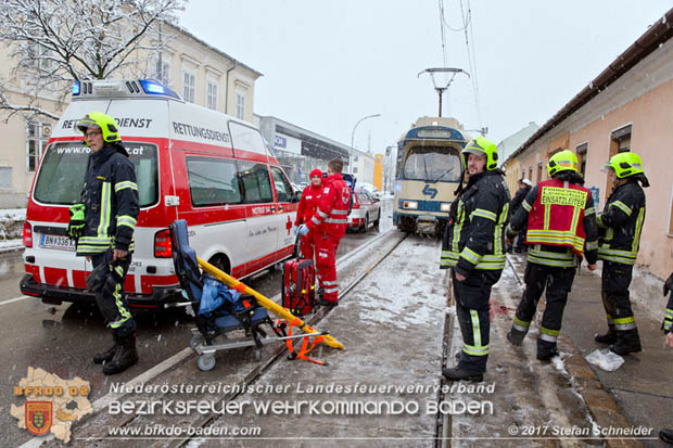 20171130 Mann geriet unter Badner Bahn Garnitur in Baden-Leesdorf  Foto: © Stefan Schneider