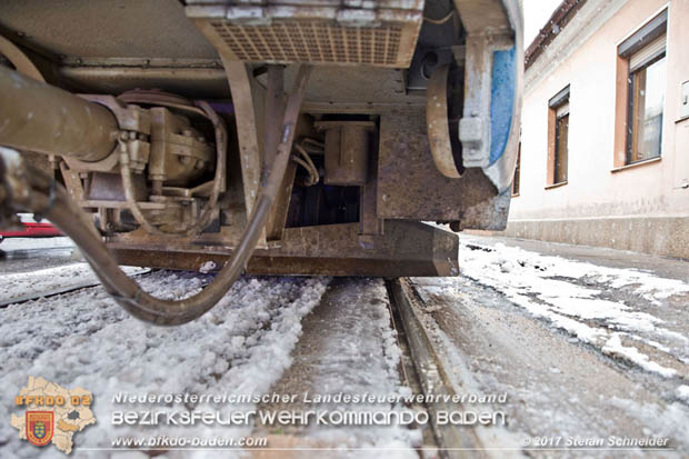 20171130 Mann geriet unter Badner Bahn Garnitur in Baden-Leesdorf  Foto: © Stefan Schneider