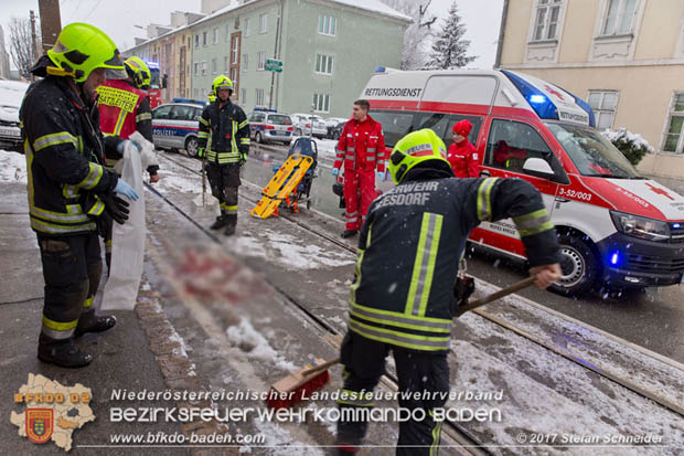 20171130 Mann geriet unter Badner Bahn Garnitur in Baden-Leesdorf  Foto: © Stefan Schneider