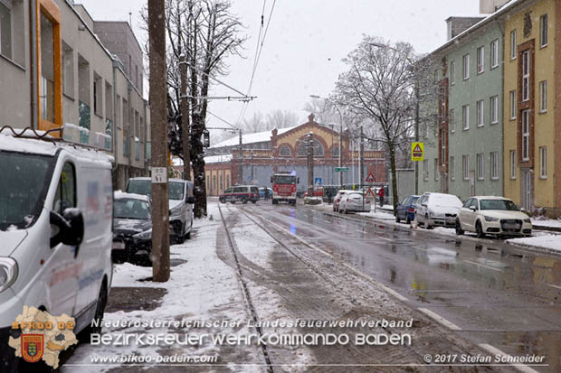 20171130 Mann geriet unter Badner Bahn Garnitur in Baden-Leesdorf  Foto: © Stefan Schneider