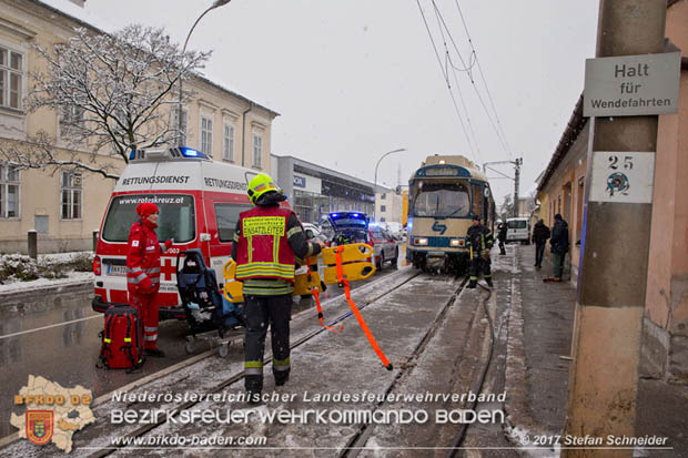 20171130 Mann geriet unter Badner Bahn Garnitur in Baden-Leesdorf  Foto: © Stefan Schneider