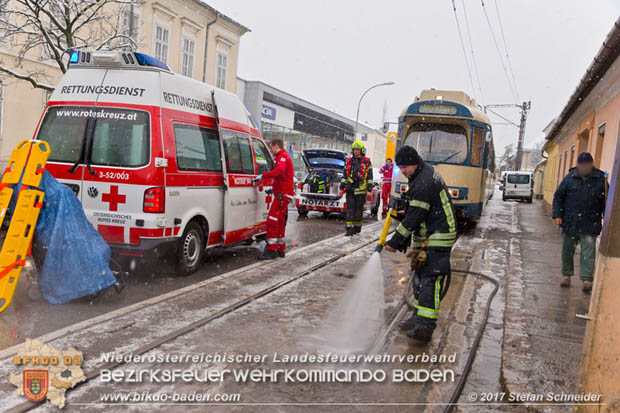 20171130 Mann geriet unter Badner Bahn Garnitur in Baden-Leesdorf  Foto: © Stefan Schneider