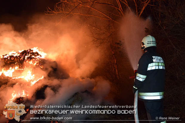 20171202 Feuerwehr stand bei Strohtristenbrand in Weigelsdorf stundenlang im Einsatz Foto:  ASB Rene Weiner FF Weigesldorf