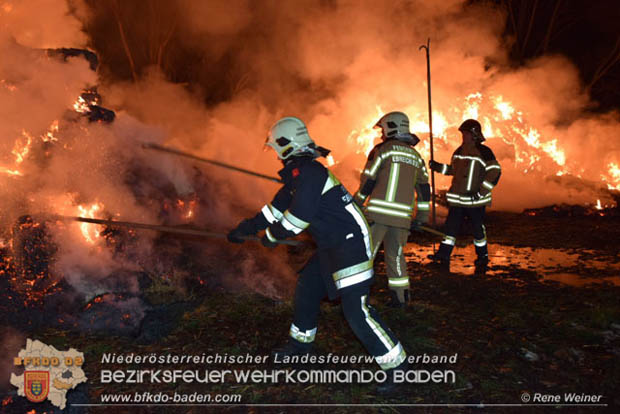 20171202 Feuerwehr stand bei Strohtristenbrand in Weigelsdorf stundenlang im Einsatz Foto:  ASB Rene Weiner FF Weigesldorf