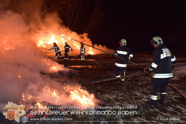 20171202 Feuerwehr stand bei Strohtristenbrand in Weigelsdorf stundenlang im Einsatz Foto:  ASB Rene Weiner FF Weigesldorf