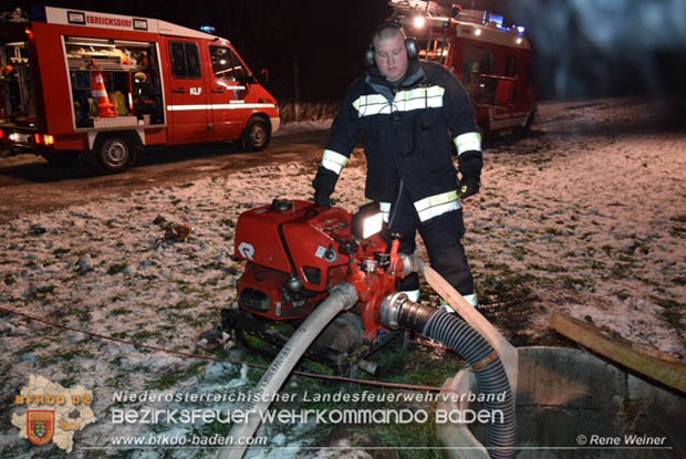 20171202 Feuerwehr stand bei Strohtristenbrand in Weigelsdorf stundenlang im Einsatz Foto:  ASB Rene Weiner FF Weigesldorf