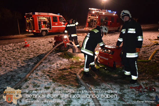 20171202 Feuerwehr stand bei Strohtristenbrand in Weigelsdorf stundenlang im Einsatz Foto:  ASB Rene Weiner FF Weigesldorf